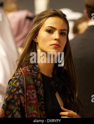 Dubaï, Émirats arabes unis. Mar 29, 2014. L'hippodrome de Meydan, DUBAÏ, ÉMIRATS ARABES UNIS. 29 mars, 2014. L'un des nombreux invités VIP femelle vu pendant la Coupe du Monde de Dubaï Crédit : Tom Morgan/Alamy Live News Banque D'Images