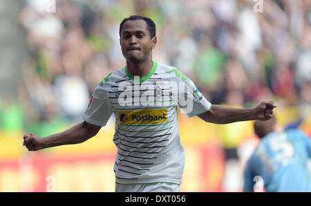 Moenchengladbach, Allemagne. 30Th Mar, 2014. Gladbach's Raffael célèbre sa 2-1 au cours de la Bundesliga match de foot entre Borussia Moenchengladbach et Hambourg SV au Borussia-Park Mönchengladbach, Allemagne, au 30 mars 2014. Photo : Federico Gambarini/dpa (ATTENTION : En raison de la lignes directrices d'accréditation, le LDF n'autorise la publication et l'utilisation de jusqu'à 15 photos par correspondance sur internet et dans les médias en ligne pendant le match.)/dpa/Alamy Live News Banque D'Images