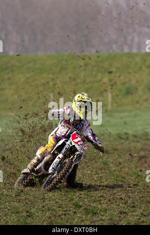 Grasstrack Motorcycle Racing in Are Hoole, Lancashire, mars 2014. Première réunion de l'Association Lancashire Offroad Grasstrack tenue à Lower Marsh Farm, à Rest Hoole, Preston. Une course de moto junior, piste d'herbe, vitesse, vélo, moto, motorsport, puissance, gagnant, course, motocross, compétition, sports extrêmes, casque, roue, moto, sport, cavalier, cross, fun, saut, L'équitation, les sports, les sentiers, la saleté, la course rapide tenue en vertu du Code national du sport des règlements permanents de l'ACU pour les pistes herbeuses. Banque D'Images