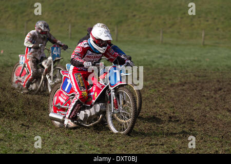 Moto de piste herbeuse de jeunes, Moy Hoole, Lancashire, Royaume-Uni Mars, 2014. Première réunion de l'Association Lancashire Offroad Grasstrack tenue à Lower Marsh Farm, à Rest Hoole, Preston. Une course de moto junior, piste d'herbe, vitesse, vélo, moto, motorsport, puissance, gagnant, course, motocross, compétition, sports extrêmes, casque, roue, moto, sport, cavalier, cross, fun, saut, L'équitation, les sports, les sentiers, la saleté, la course rapide tenue en vertu du Code national du sport des règlements permanents de l'ACU pour les pistes herbeuses. Banque D'Images