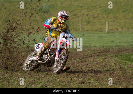 Motocyclisme sur piste de gazon de jeunes dans la région de tant Hoole, Lancashire, Royaume-Uni 30th mars 2014. Tim Greig No.10 « adulte MX Racer » lors de la toute première réunion de la Lancashire Offroad Grasstrack Association qui s'est tenue à Lower Marsh Farm, à Avery Hoole, à Preston. Une course de moto junior, piste d'herbe, vitesse, vélo, moto, motorsport, puissance, gagnant, course, motocross, compétition, sports extrêmes, casque, roue, moto, sport, cavalier, cross, fun, saut, L'équitation, les sports, les sentiers, la saleté, la course rapide tenue en vertu du Code national du sport des règlements permanents de l'ACU pour les pistes herbeuses. Banque D'Images