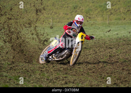 Motocyclisme sur piste de gazon de jeunes dans la région de tant Hoole, Lancashire, Royaume-Uni 30th mars 2014. Rob Finlow No.6  MX65 pilote à la toute première réunion de la Lancashire Offroad Grasstrack Association qui s'est tenue à Lower Marsh Farm, à Rest Hoole, Preston. Une course de moto junior, piste d'herbe, vitesse, vélo, moto, motorsport, puissance, gagnant, course, motocross, compétition, sports extrêmes, casque, roue, moto, sport, cavalier, cross, fun, saut, L'équitation, les sports, les sentiers, la saleté, la course rapide tenue en vertu du Code national du sport des règlements permanents de l'ACU pour les pistes herbeuses. Banque D'Images