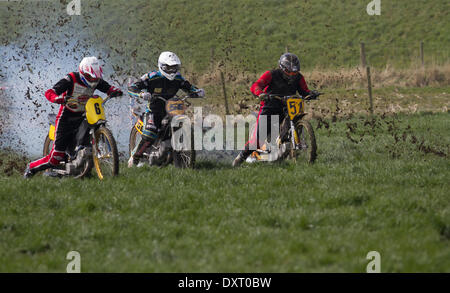 Moto de piste d'herbe de jeunes dans beaucoup de Hoole, Lancashire, Royaume-Uni. N° 6 Rob Finlow, n° 54 Tim Antill, au début de la '500 adulte', lors de la première réunion de l'Association Lancashire Offroad Grasstrack tenue à Lower Marsh Farm, à Loy Hoole, Preston. Une course de moto junior, piste d'herbe, vitesse, vélo, moto, motorsport, puissance, gagnant, course, motocross, compétition, sports extrêmes, casque, roue, moto, sport, cavalier, cross, fun, saut, L'équitation, les sports, les sentiers, la saleté, la course rapide tenue en vertu du Code national du sport des règlements permanents de l'ACU pour les pistes herbeuses. Banque D'Images