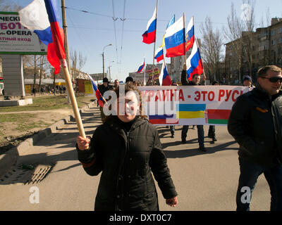 Kiev, UKRAINE - le 30 mars 2014 : Pro-Russian mars anti-gouvernementales ont eu lieu aujourd'hui dans la rue. De petits groupes de protestataires sous les drapeaux russes, en scandant "La Russie !" et "Le fascisme ne passera pas !" transmis de différentes parties du centre-ville. Crédit : Igor Golovnov/Alamy Live News Banque D'Images