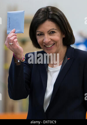 Paris, France. 30Th Mar, 2014. Anne Hidalgo, adjointe au maire de la ville de Paris actuelle et candidat du Parti Socialiste pour l'élection à la mairie jette son vote à Paris, le 30 mars 2014. Le deuxième tour de l'élection municipale 2014 a commencé aujourd'hui pour élire les maires et conseillers municipaux pour un mandat de six ans. Source : Xinhua/Alamy Live News Banque D'Images