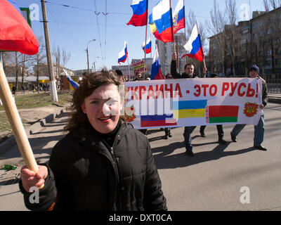 Kiev, UKRAINE - le 30 mars 2014 : Pro-Russian mars anti-gouvernementales ont eu lieu aujourd'hui dans la rue. De petits groupes de protestataires sous les drapeaux russes, en scandant "La Russie !" et "Le fascisme ne passera pas !" transmis de différentes parties du centre-ville. Crédit : Igor Golovnov/Alamy Live News Banque D'Images