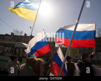 Kiev, UKRAINE - le 30 mars 2014 : Pro-Russian mars anti-gouvernementales ont eu lieu aujourd'hui dans la rue. De petits groupes de protestataires sous les drapeaux russes, en scandant "La Russie !" et "Le fascisme ne passera pas !" transmis de différentes parties du centre-ville. Crédit : Igor Golovnov/Alamy Live News Banque D'Images