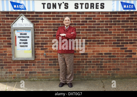 Premier maître Whatling Tony qui a exécuté le bureau de poste et magasin à Westhall, Suffolk depuis plus de 60 ans et a été loué par la PM. Banque D'Images