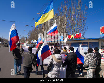 Kiev, UKRAINE - le 30 mars 2014 : Pro-Russian mars anti-gouvernementales ont eu lieu aujourd'hui dans la rue. De petits groupes de protestataires sous les drapeaux russes, en scandant "La Russie !" et "Le fascisme ne passera pas !" transmis de différentes parties du centre-ville. Crédit : Igor Golovnov/Alamy Live News Banque D'Images