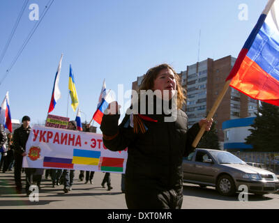 Kiev, UKRAINE - le 30 mars 2014 : Pro-Russian mars anti-gouvernementales ont eu lieu aujourd'hui dans la rue. De petits groupes de protestataires sous les drapeaux russes, en scandant "La Russie !" et "Le fascisme ne passera pas !" transmis de différentes parties du centre-ville. Crédit : Igor Golovnov/Alamy Live News Banque D'Images