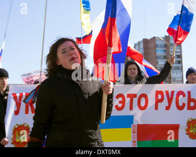 Kiev, UKRAINE - le 30 mars 2014 : Pro-Russian mars anti-gouvernementales ont eu lieu aujourd'hui dans la rue. De petits groupes de protestataires sous les drapeaux russes, en scandant "La Russie !" et "Le fascisme ne passera pas !" transmis de différentes parties du centre-ville. Crédit : Igor Golovnov/Alamy Live News Banque D'Images