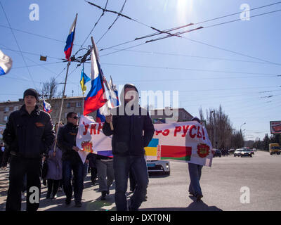 Kiev, UKRAINE - le 30 mars 2014 : Pro-Russian mars anti-gouvernementales ont eu lieu aujourd'hui dans la rue. De petits groupes de protestataires sous les drapeaux russes, en scandant "La Russie !" et "Le fascisme ne passera pas !" transmis de différentes parties du centre-ville. Crédit : Igor Golovnov/Alamy Live News Banque D'Images