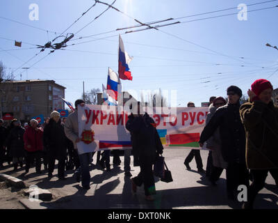 Kiev, UKRAINE - le 30 mars 2014 : Pro-Russian mars anti-gouvernementales ont eu lieu aujourd'hui dans la rue. De petits groupes de protestataires sous les drapeaux russes, en scandant "La Russie !" et "Le fascisme ne passera pas !" transmis de différentes parties du centre-ville. Crédit : Igor Golovnov/Alamy Live News Banque D'Images