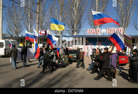 Kiev, UKRAINE - le 30 mars 2014 : Pro-Russian mars anti-gouvernementales ont eu lieu aujourd'hui dans la rue. De petits groupes de protestataires sous les drapeaux russes, en scandant "La Russie !" et "Le fascisme ne passera pas !" transmis de différentes parties du centre-ville. Crédit : Igor Golovnov/Alamy Live News Banque D'Images