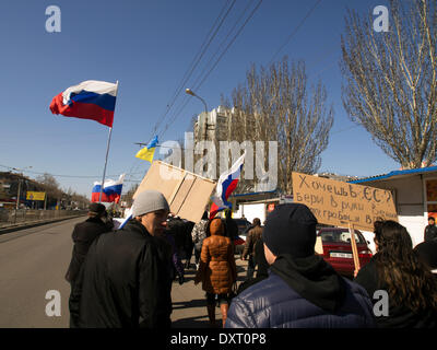 Kiev, UKRAINE - le 30 mars 2014 : Pro-Russian mars anti-gouvernementales ont eu lieu aujourd'hui dans la rue. De petits groupes de protestataires sous les drapeaux russes, en scandant "La Russie !" et "Le fascisme ne passera pas !" transmis de différentes parties du centre-ville. Crédit : Igor Golovnov/Alamy Live News Banque D'Images