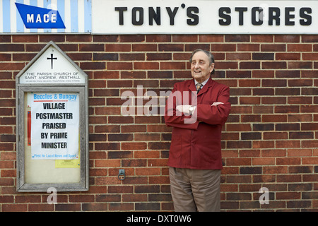 Premier maître Whatling Tony qui a exécuté le bureau de poste et magasin à Westhall, Suffolk depuis plus de 60 ans et a été loué par la PM. Banque D'Images