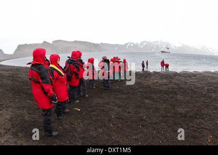 Les passagers des navires de croisière antarctique de quitter la baie des baleiniers, Deception Island par Zodiac. Tourisme en Antarctique. Îles Shetland du Sud. Banque D'Images