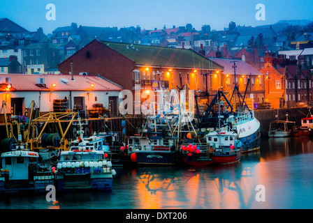 Les bateaux de pêche dans le port au crépuscule, Scarborough, Royaume-Uni. Banque D'Images