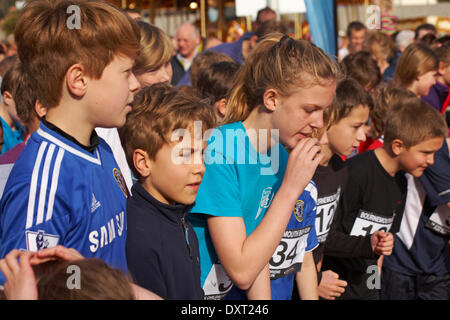 Bournemouth, Royaume-Uni 30 mars 2014. Temps chaud et ensoleillé et plus de 3000 participer à l'exécution de la baie de Bournemouth qui fournit l'option d'un demi-marathon, 10k, 5k et 1k Family Fun Run le long du front de mer de Bournemouth. Les participants courent le long du littoral Manche pour lever des fonds essentiels pour la British Heart Foundation charity pour lutter contre les maladies du coeur. 1k Fun Run de la famille Banque D'Images