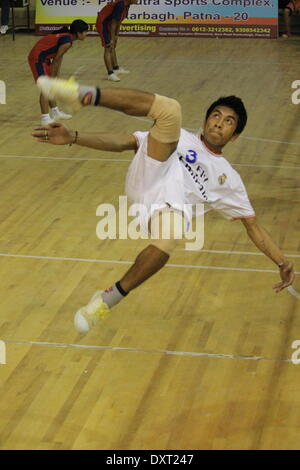 Complexe sportif de Pataliputra, Kankarbagh, Patna, Bihar, Inde, 30 mars 2014. Les joueurs en action au cours de 17e Championnats nationaux junior Sepak Takraw. Le jeu lent des gains en popularité en Inde maintenant. Photo par Rupa Ghosh/Alamy Live News. Banque D'Images