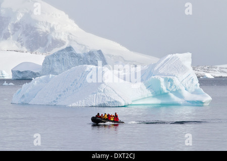 L'antarctique le tourisme de croisière parmi les paysages de glaciers, icebergs, Icebergs, glace et avec les touristes en zodiac. Péninsule antarctique. Banque D'Images