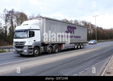 Stuart Durrant un chariot qui se déplace le long de l'A12 à deux voies dans l'Essex, Angleterre Banque D'Images