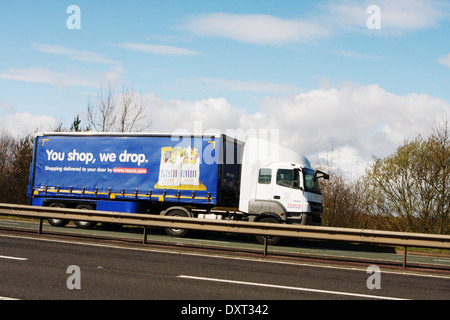 Un camion de Tesco se déplaçant le long de la route A46 dans le Leicestershire Banque D'Images