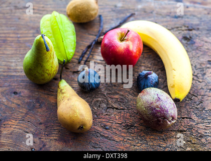 Les fruits exotiques sur une planche à découper en bois Banque D'Images