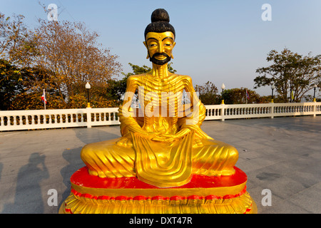 Statue de Bouddha dans le temple Wat Phra Yai à Pattaya, Thaïlande Banque D'Images