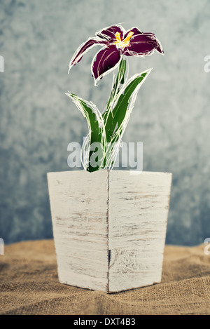 Pot de fleurs avec des croquis fleur sur table de cuisine Banque D'Images