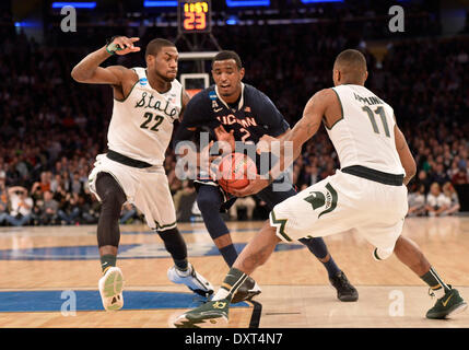 New York, NY, USA. 30Th Mar, 2014. Dimanche 30 Mars 2014 : Connecticut Huskies avant de DeAndre Daniels (2) disques durs pour le panier contre Michigan State Spartans avant Branden Dawson (22) et Michigan State Spartans guard Keith Application (11) durant la première moitié du tournoi NCAA de basket-ball final régional de l'est match entre Michigan State et UConn au Madison Square Garden de New York City, New York. Bill Shettle/Cal Sport Media. Credit : csm/Alamy Live News Banque D'Images