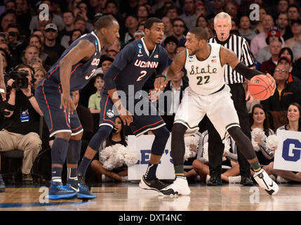 New York, NY, USA. 30Th Mar, 2014. Dimanche 30 Mars 2014 : Michigan State Spartans avant Branden Dawson (22) compte jouer un jouer contre Connecticut Huskies avant de DeAndre Daniels (2), avec le Connecticut Huskies guard Terrence Samuel (3) à la recherche sur pendant la 1ère moitié du NCAA tournoi final régional de l'est jeu de basket-ball entre Michigan State et UConn au Madison Square Garden de New York City, New York. Bill Shettle/Cal Sport Media. Credit : csm/Alamy Live News Banque D'Images