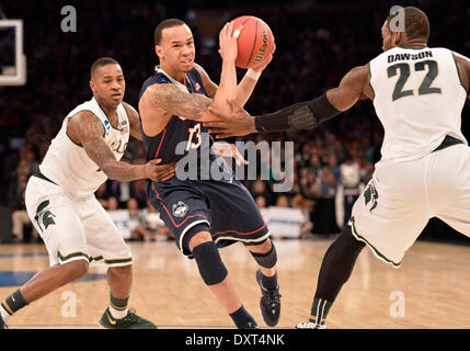 New York, NY, USA. 30Th Mar, 2014. Dimanche 30 Mars 2014 : Connecticut Huskies guard Shabazz Napier (13) disques durs pour le panier contre Michigan State Spartans guard Keith Application (11) et Michigan State Spartans avant Branden Dawson (22) durant la première moitié du tournoi NCAA de basket-ball final régional de l'est match entre Michigan State et UConn au Madison Square Garden de New York City, New York. Bill Shettle/Cal Sport Media. Credit : csm/Alamy Live News Banque D'Images