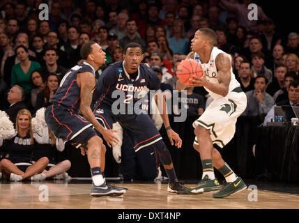 New York, NY, USA. 30Th Mar, 2014. Dimanche 30 Mars 2014 : au cours de la 1ère moitié du NCAA tournoi final régional de l'est jeu de basket-ball entre Michigan State et UConn au Madison Square Garden de New York City, New York. Bill Shettle/Cal Sport Media. Credit : csm/Alamy Live News Banque D'Images