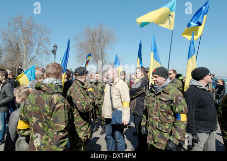 30 mars , Odessa, Ukraine . ' Radical ' secteur droit et d'auto-défense maidan . Odessa, Ukraine. 30 mars, 2014. Les partisans de rallye maidan mars à Odessa. Cette réunion est consacrée à la Journée du Souvenir 40 jours après la mort de 'sotnia Céleste." lors d'une manifestation à laquelle ont participé plus de 5 000 personnes. Les slogans principaux : ' gloire à l'Ukraine - Les héros de la gloire' ' la mort pour les ennemis ' 'héros ne font pas mourir - mourir ennemis ' 'Oleksandr Muzychko (Sashko Bily) - Nous prenons la vengeance pour vous ' Crédit : Andrey Nekrasov/Alamy Live News Banque D'Images