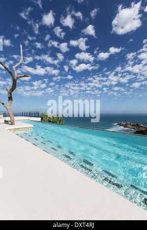 Nuages dans le ciel bleu au-dessus de l'océan de luxe avec vue sur piscine Banque D'Images