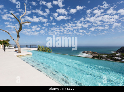 Nuages dans le ciel bleu au-dessus de l'océan de luxe avec vue sur piscine Banque D'Images