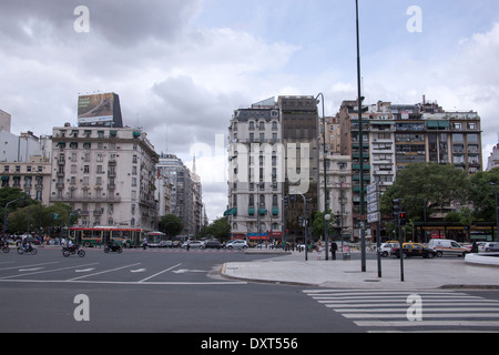 Avenida 9 de Julio (aussi appelée rue Cerrito) à Buenos Aires, Argentine. Banque D'Images