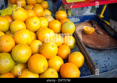 Les oranges utilisé par un vendeur de rue, la vente de jus d'orange frais pressé à Buenos Aires, Argentine. Banque D'Images