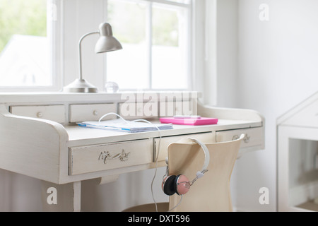 Accroché à un casque blanc chaise à 24 Banque D'Images