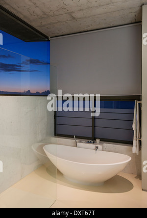 Grande baignoire dans salle de bains moderne Banque D'Images