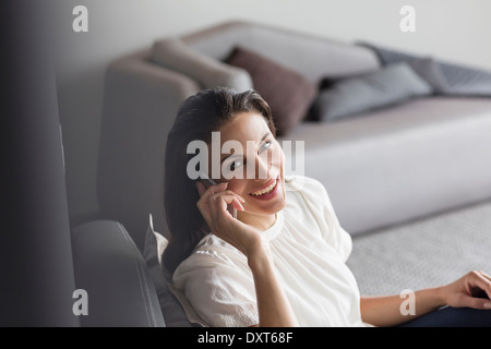 Portrait of Woman talking on cell phone Banque D'Images