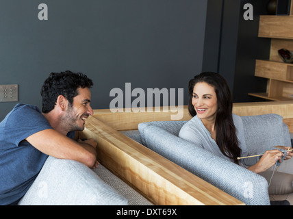 Couple talking in living room Banque D'Images