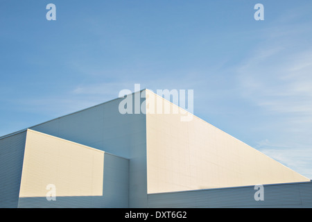 Soleil qui brille sur les bâtiments contre le ciel bleu Banque D'Images