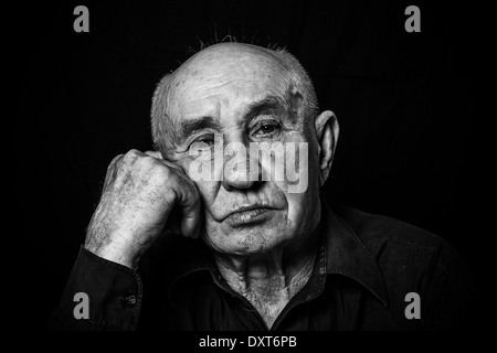 Image en noir et blanc aux couleurs de l'homme de difficiles grave Banque D'Images