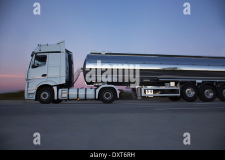 Citerne en acier inoxydable sur la route de nuit Banque D'Images