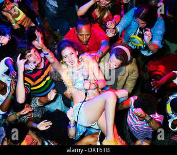 Portrait de l'artiste enthousiaste crowd surfing at music festival Banque D'Images