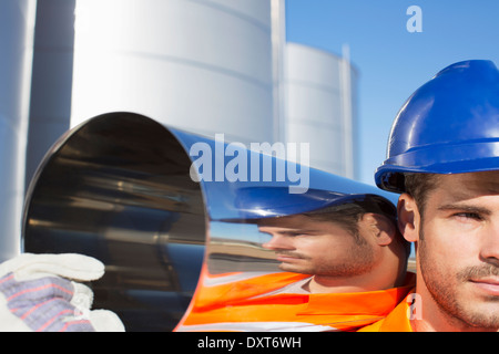 Close up of worker carrying tube en acier inoxydable Banque D'Images