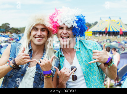 Portrait des hommes en faisant signe à perruques music festival Banque D'Images