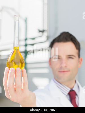 Portrait of scientist holding beaker with liquid Banque D'Images